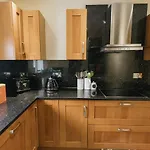 Barwick Apartment - Spacious 2 Bed Apartment With 2 Floors Located In Scarborough, Great For Family Trips!