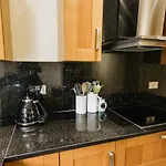 Barwick Apartment - Spacious 2 Bed Apartment With 2 Floors Located In Scarborough, Great For Family Trips!